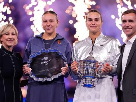 Tenisová legenda Chris Evertová spolu s finalistkami ženskej dvojhry na US Open 2025. 