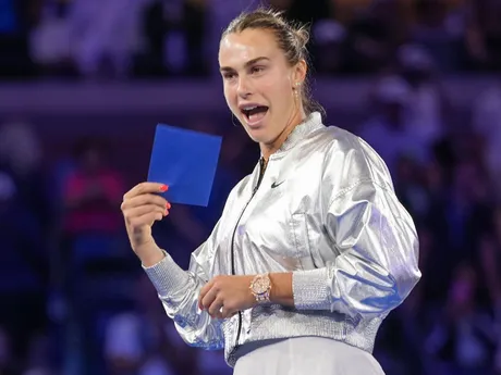 Bieloruská tenistka Aryna Sabalenková s finančným šekom pre víťazku US Open 2025.