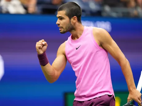 Španielsky tenista Carlos Alcaraz reaguje počas finálového zápasu mužskej dvojhry proti Talianovi Jannikovi Sinnerovi na záverečnom grandslamovom turnaji US Open v New Yorku.