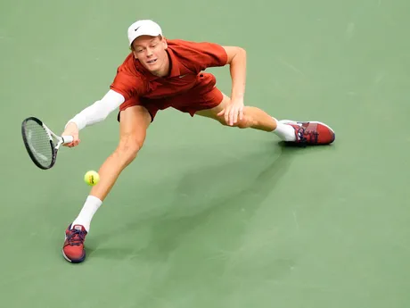 Jannik Sinner počas finále dvojhry na US Open 2025.