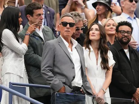 Bruce Springsteen počas finále dvojhry na US Open 2025.