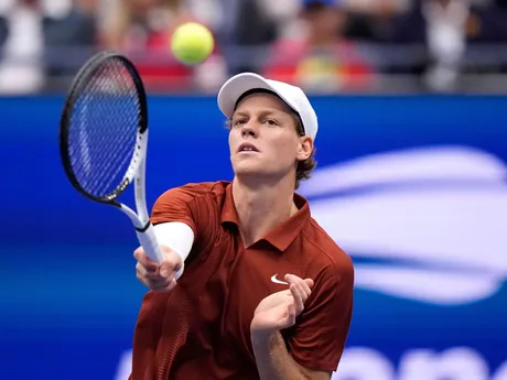 Jannik Sinner počas finále dvojhry na US Open 2025.