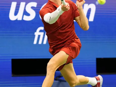 Jannik Sinner počas finále dvojhry na US Open 2025.