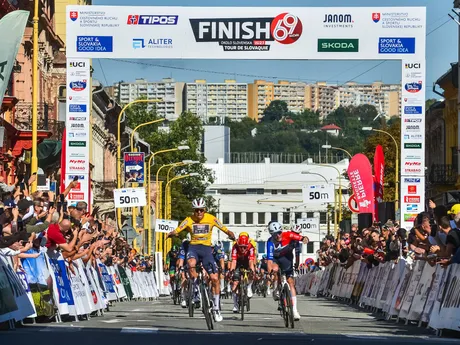 Paul Magnier  a Lukáš Kubiš vo finiši 2. etapy na Okolo Slovenska 2025