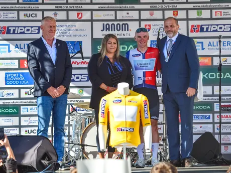 Lukáš Kubiš si preberá dres pre najlepšieho Slováka 