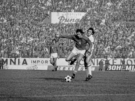 Anton Ondruš a Roy McFarland v zápase kvalifikácie ME 1976 ČSSR - Anglicko (2:1) 30. októbra 1975 v Bratislave na Tehelnom poli.

