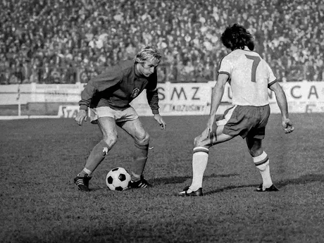 Ján Pivarník a Kevin Keegan v zápase kvalifikácie ME 1976 ČSSR - Anglicko (2:1) 30. októbra 1975 v Bratislave na Tehelnom poli.
