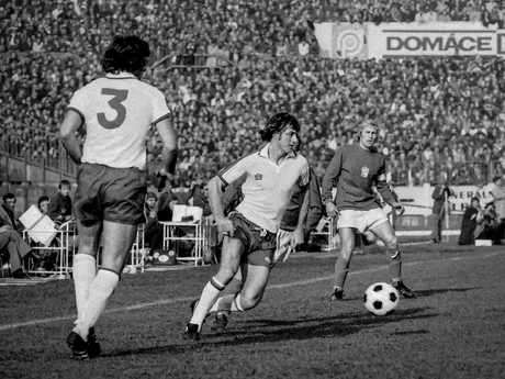 Ian Gillard, Roy McFarland a Ján Pivarník  v zápase kvalifikácie ME 1976 ČSSR - Anglicko (2:1) 30. októbra 1975 v Bratislave na Tehelnom poli
