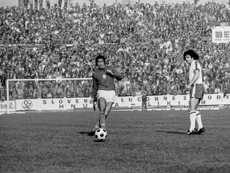 Anton Ondruš a Kevin Keegan v zápase kvalifikácie ME 1976 ČSSR - Anglicko (2:1) 30. októbra 1975 v Bratislave na Tehelnom poli.
