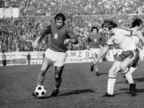 Zdeněk Nehoda a Colin Todd v zápase kvalifikácie ME 1976 ČSSR - Anglicko (2:1) 30. októbra 1975 v Bratislave na Tehelnom poli.


