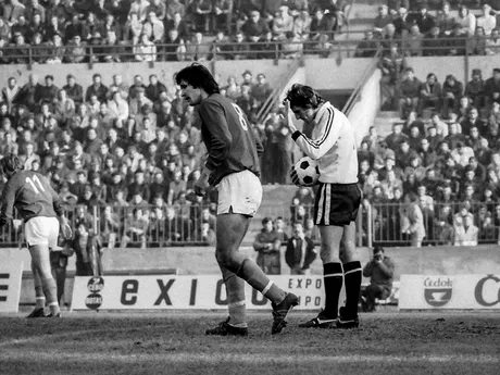 Dušan Galis a Raymond Clemence v zápase kvalifikácie ME 1976 ČSSR - Anglicko (2:1) 30. októbra 1975 v Bratislave na Tehelnom poli.

