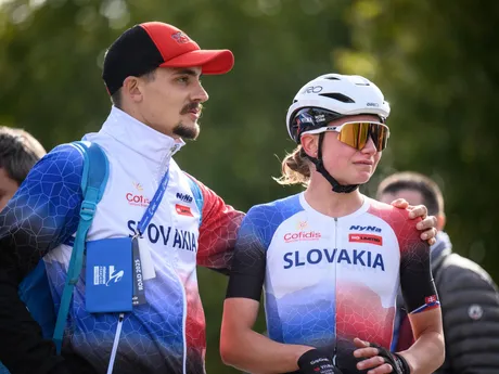 Viktória Chladoňová v cieli po štvrtom mieste v pretekoch U23 na ME v cyklistike 2025.