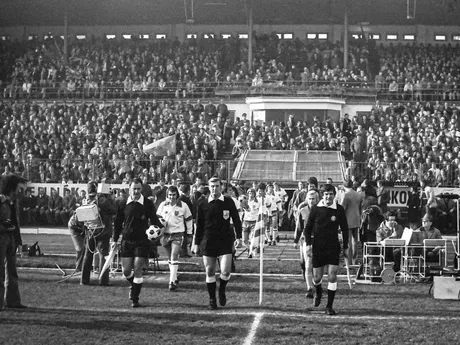 Rozhodcovská trojica z Talianska Alberto Michelotti (hlavný), Giuzeppe Moretti a Arnaldo Prati (asistenti) privádzajú hráčov na opakovaný zápas kvalifikácie ME 1976 Československo - Anglicko (2:1) 30. októbra 1975 v Bratislave.