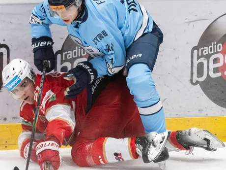 Na snímke hore Andrej Fabuš (Slovan) a dole Max Ferkodič bojujú o puk v zápase 10. kola hokejovej Tipsport extraligy HC Slovan Bratislava - HK 32 Liptovský Mikuláš.