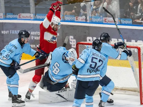 Na snímke hráč Liptovského Mikuláša Marek Vankúš strieľa gól, prizerajú hráči Slovana zľava Dominik Jendek, brankár Henri Kiviaho, Sean Acolatse a Miroslav Preisinger v zápase 10. kola hokejovej Tipsport extraligy HC Slovan Bratislava - HK 32 Liptovský Mikuláš.