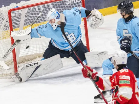 Na snímke vľavo brankár Slovana Henri Kiviaho, uprostred jeho spoluhráč Andrej Fabian Ličko a hráč Liptovského Mikuláša Matúš Vojtech, ktorý strieľa gól v zápase 10. kola hokejovej Tipsport extraligy HC Slovan Bratislava - HK 32 Liptovský Mikuláš.