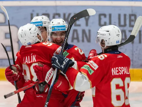 Na snímke hráči Liptovského Mikuláša sa tešia z gólu v zápase 10. kola hokejovej Tipsport extraligy HC Slovan Bratislava - HK 32 Liptovský Mikuláš.