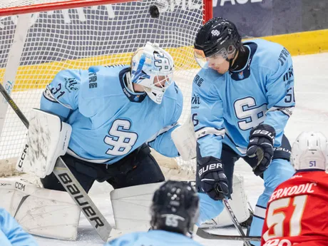 Na snímke vľavo brankár Slovana Henri Kiviaho, uprostred jeho spoluhráč Andrej Fabian Ličko a hráč Liptovského Mikuláša Max Ferkodič (vpravo), ktorý strieľa gól v zápase 10. kola hokejovej Tipsport extraligy HC Slovan Bratislava - HK 32 Liptovský Mikuláš.