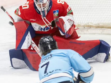 Hráč Slovana Andrej Fabuš a brankár Liptovského Mikuláša Aleksi Daniel Lebedeff v zápase 10. kola hokejovej Tipsport extraligy HC Slovan Bratislava - HK 32 Liptovský Mikuláš.