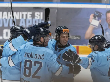 Na snímke hráči Slovana sa tešia z gólu v zápase 10. kola hokejovej Tipsport extraligy HC Slovan Bratislava - HK 32 Liptovský Mikuláš.