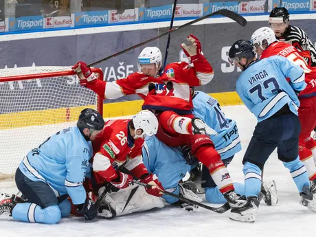 Na snímke skrumáž pred bránou Slovana (modré dresy) v zápase 10. kola hokejovej Tipsport extraligy HC Slovan Bratislava - HK 32 Liptovský Mikuláš.
