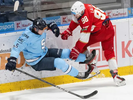 Na snímke hráč Slovana Patrik Bačík (vľavo) a hráč Liptovského Mikuláša Lukáš Lalík bojujú pri mantineli v zápase 10. kola hokejovej Tipsport extraligy HC Slovan Bratislava - HK 32 Liptovský Mikuláš.