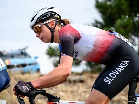 Viktória Chladoňová počas pretekov žien U23 na ME v cyklistike 2025. 