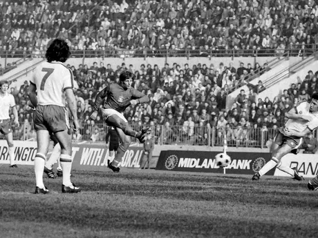 Ladislav Jurkemik v zápase kvalifikácie ME 1976 Československo - Anglicko (2:1) 30. októbra 1975 v Bratislave.
