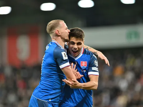 Vpravo sa teší z gólu hráč Slovenska Adam Obert s Ondrejom Dudom počas kvalifikačného zápasu na MS medzi Slovenskom a Luxemburskom.