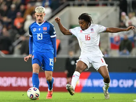 Na snímke vľavo hráč Slovenska a hráč Luxemburska Leandro Barreiro počas kvalifikačného zápasu na Majstrovstvá sveta medzi Slovenskom a Luxemburskom.