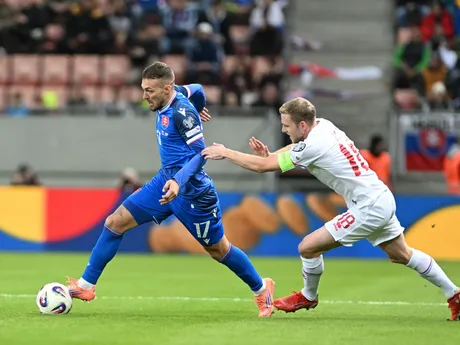 Hráč Slovenska Lukáš Haraslín a kapitán Luxemburska Laurent Jans počas kvalifikačného zápasu na MS.