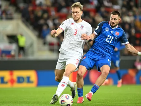 Hráč Slovenska Matúš Bero a hráč Luxemburska Enes Mahmutovic počas kvalifikačného zápasu na MS. 