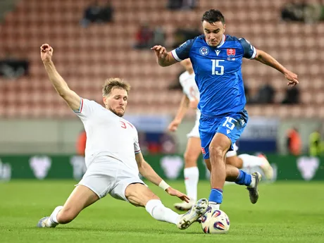 Hráč Slovenska Dávid Strelec a hráč Luxemburska Enes Mahmutovic počas zápasu Slovensko - Luxembursko v kvalifikácii na MS vo futbale 2026. 