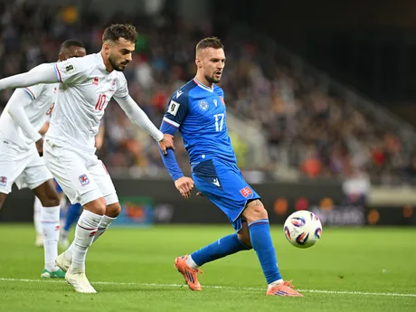 Lukáš Haraslín a Danel Sinani počas zápasu Slovensko - Luxembursko v kvalifikácii na MS vo futbale 2026. 
