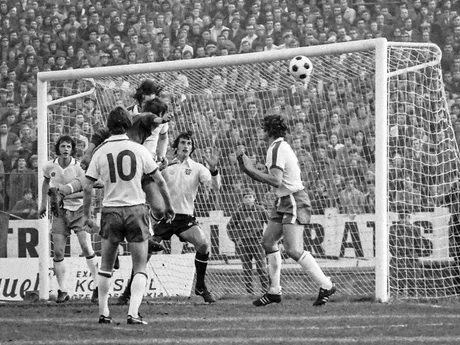 Zdeněk Nehoda strieľa vyrovnávajúci gól na 1:1  v zápase kvalifikácie ME 1976 Československo - Anglicko (2:1) 30. októbra 1975 v Bratislave.

