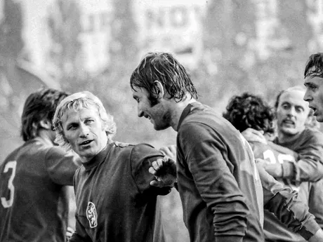 Ján Pivarník a Zdeněk Nehoda oslavujú vyrovnávajúci gól na 1:1 v zápase kvalifikácie ME 1976 Československo - Anglicko (2:1) 30. októbra 1975 v Bratislave.

