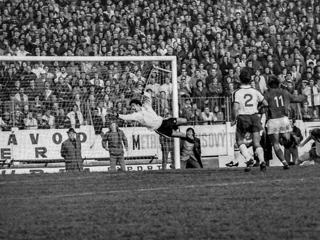Dušan Galis strieľa gól na 2:1 v zápase kvalifikácie ME 1976 Československo - Anglicko (2:1) 30. októbra 1975 v Bratislave.


