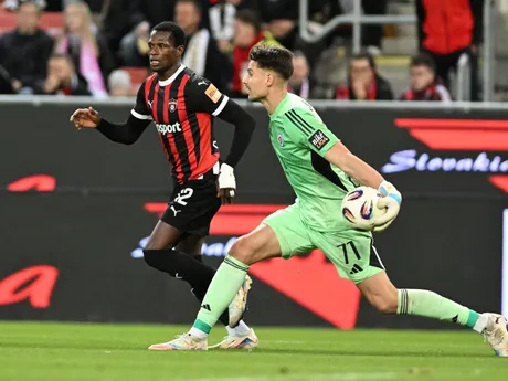 Na snímke sprava brankár Slovana Dominik Takáč a hráč Trnavy Abdulrahman Taiwo počas zápasu 11. kola Niké ligy medzi FC Spartak Trnava a ŠK Slovan Bratislava.