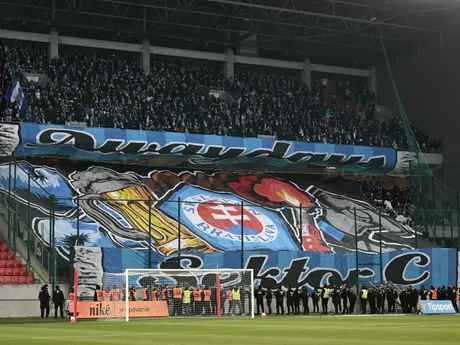 Na snímke fanúšikovia Slovana povzbudzujú počas zápasu 11. kola Niké ligy medzi FC Spartak Trnava a ŠK Slovan Bratislava.