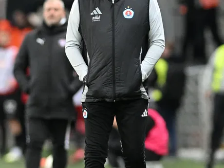 Na snímke tréner Slovana Vladimír Weiss st. sleduje zápas 11. kola Niké ligy medzi FC Spartak Trnava a ŠK Slovan Bratislava.