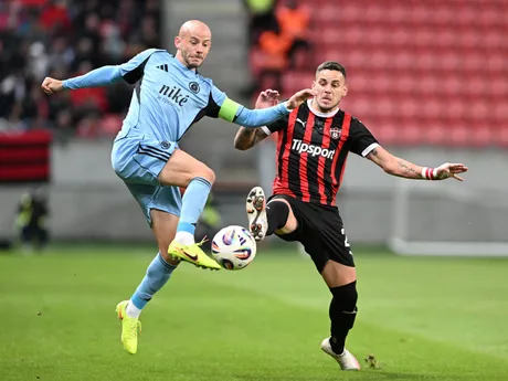 Na snímke vpravo hráč Trnavy Kristián Koštrna a kapitán Slovana Vladimír Weiss ml. bojujú o loptu počas zápasu 11. kola Niké ligy medzi FC Spartak Trnava a ŠK Slovan Bratislava.