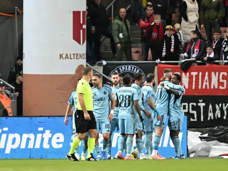 Na snímke radosť hráčov Slovana po strelení gólu počas zápasu 11. kola Niké ligy medzi FC Spartak Trnava a ŠK Slovan Bratislava.