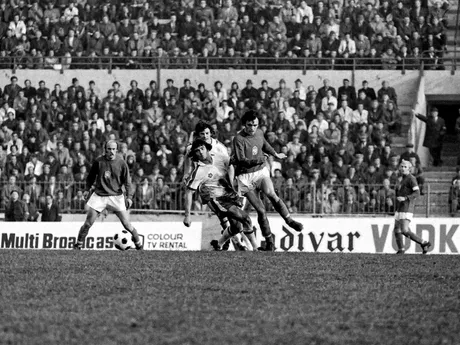 Marián Masný uniká svojim anglickým strážcom, prizerajú sa Jaroslav Pollák a Ján Pivarník v zápase kvalifikácie ME 1976 Československo - Anglicko (2:1) 30. októbra 1975 v Bratislave.