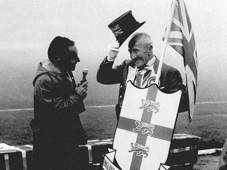 Verný fanúšik Albiónu v nedohranom zápase kvalifikácie ME 1976 ČSSR - Anglicko (2:1) 29. októbra 1975 v Bratislave na Tehelnom poli.

