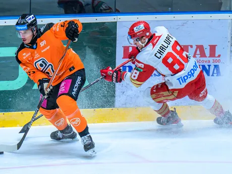 Zľava Antonín Bartoš (Košice), Samuel Chalupa (Prešov) počas zápasu 8. kola hokejovej Tipsport ligy HC Prešov - HC Košice.