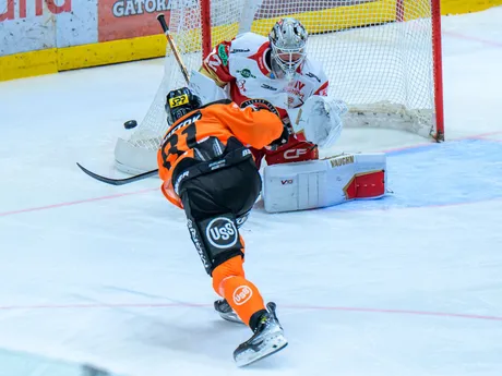 Zľava Jakub Kvietok (Košice), Jaroslav Janus (Prešov) počas zápasu 8. kola hokejovej Tipsport ligy HC Prešov - HC Košice.