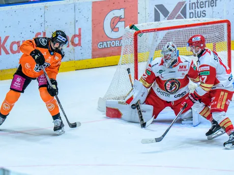 Zľava Mário Lunter (Košice), Jaroslav Janus a Martin Semaňák (obaja Prešov) počas zápasu 8. kola hokejovej Tipsport ligy HC Prešov - HC Košice.