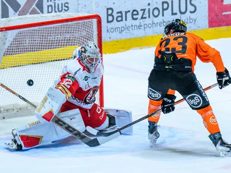 Zľava brankár Jaroslav Janus (Prešov), Tomáš Mikúš (Košice) počas zápasu 8. kola hokejovej Tipsport ligy HC Prešov - HC Košice.