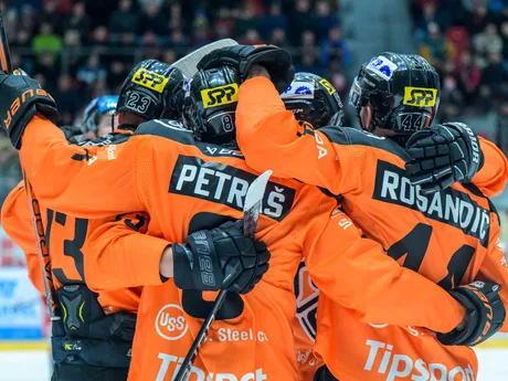 Hokejisti Košíc sa tešia z gólu počas zápasu 8. kola hokejovej Tipsport ligy HC Prešov - HC Košice.