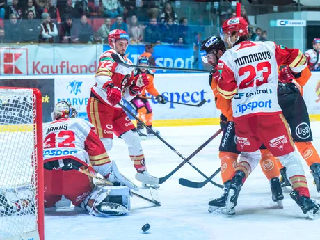 Zľava brankár Jaroslav Janus, Lukáš Kozák (obaja Prešov) a Miks Tumanovs (Prešov) počas zápasu 8. kola hokejovej Tipsport ligy HC Prešov - HC Košice.
